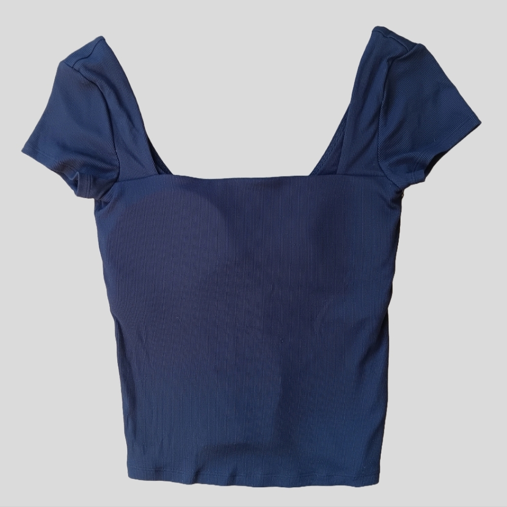 Vuori pose scoop back tee in black.